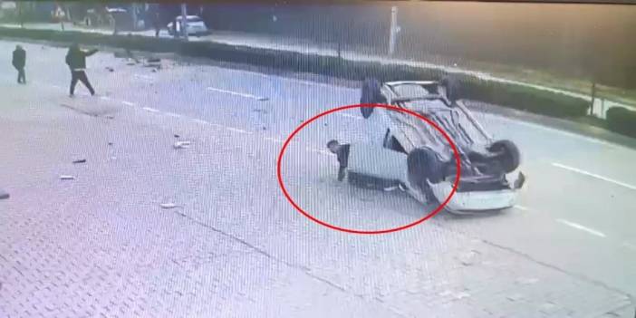 Taklalar atıp ters duran otomobilden yürüyerek çıktı
