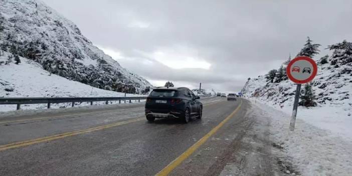 Yılın ilk karı yağdı: Kar topu oynayıp, fotoğraf çekindiler