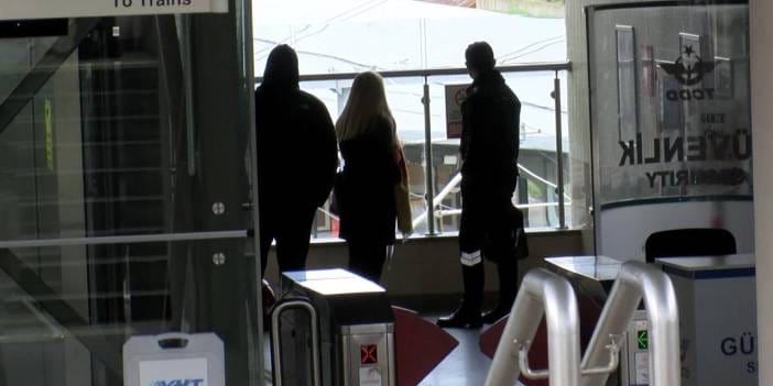 Marmaray'da büyük panik! Raylara düştü seferler durdu