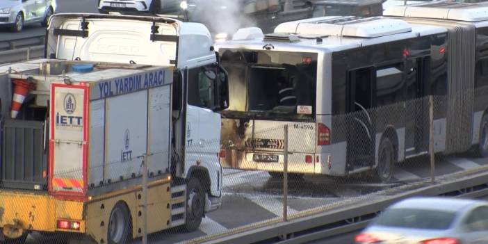İstanbul'da seyir halindeki metrobüste yangın! Yolcular tahliye edildi