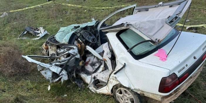 İzmir'de iki otomobil birbirine girdi: Sürücülerden biri hayatını kaybetti