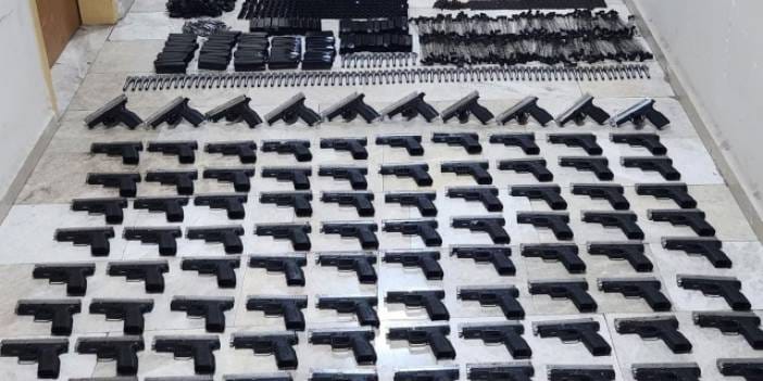 Polisin durdurduğu araçtan orduya yetecek kadar kaçak silah çıktı