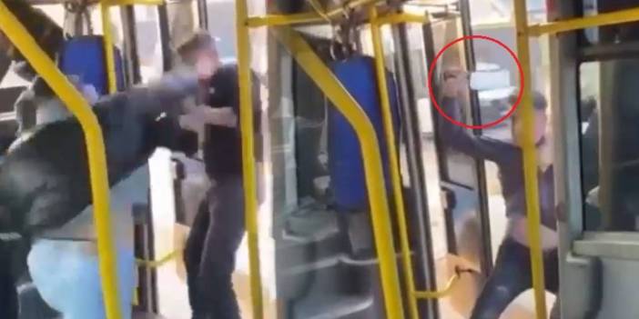 Otobüste dehşet anları! Tartıştığı yolcuya satırla saldırdı