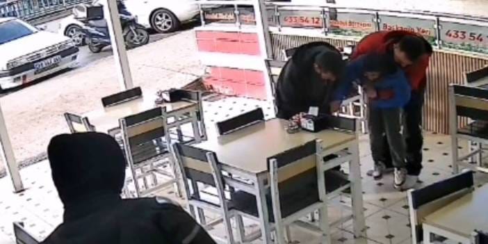 Boğazına şeker takılan çocuğu Heimlich manevrasıyla kurtardı: O anlar kamerada