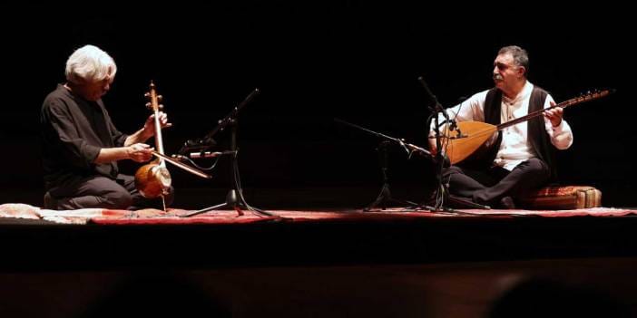 Grammy ödüllü sanatçı İzmir’de sahne aldı: Erzincan bağlamayla eşlik etti