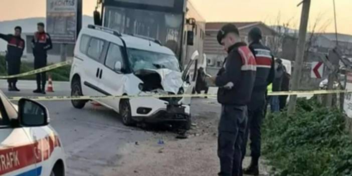 İşe giderken canından oldu: Belediye otobüsü ile hafif ticari araç çarpıştı