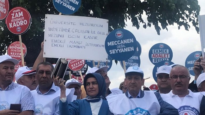 Memur-Sen, bakanlık önünde 'boş cüzdan' eylemi gerçekleştirdi