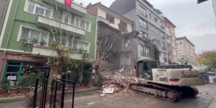 Yıkılan 4 katlı binanın sadece en üst katı ayakta kaldı