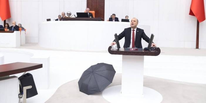 CHP'li Aygun'dan kuraklık protestosu: Meclis kürsüsünde şemsiye açtı!