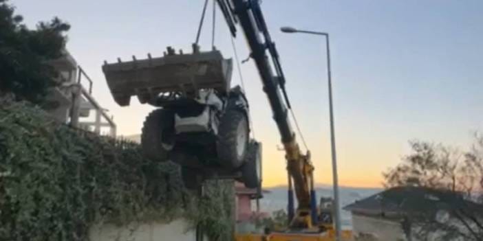 Vinçle taşınan kepçe halat kopunca yere düştü: O anlar kamerada