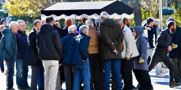 Akın akın gidiyorlar: Kek ve çayı bedava yaptı