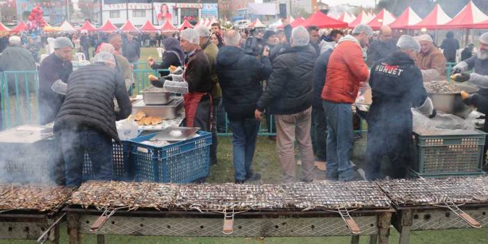 Bütün Türkiye burada: 3 ton hamsi ücretsiz dağıtıldı