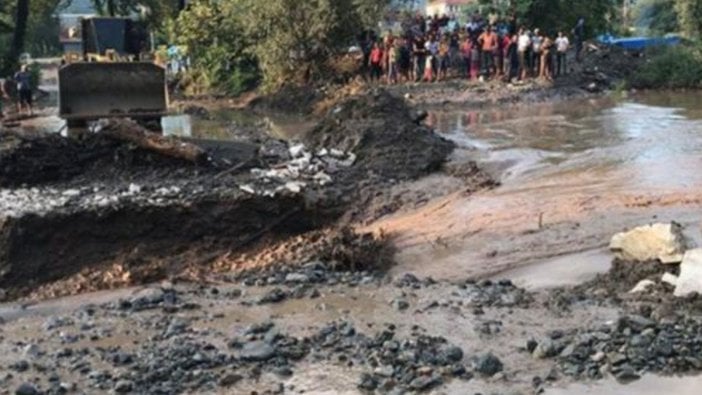 Düzce'de yol çalışması nedeniyle kurulan geçici köprüde sağanak sonrası çökmeler yaşandı