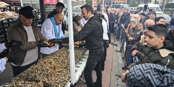 1 ton hamsi ücretsiz dağıtıldı: Hücum ettiler