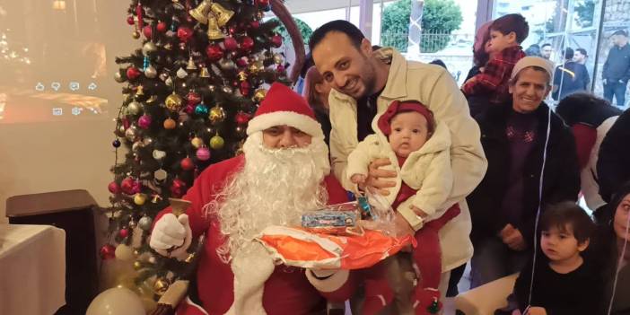 Hatay'da Noel kutlaması: 'Noel Baba' çocuklara hediye dağıttı
