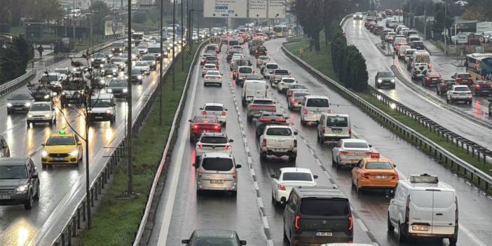 İstanbul'u sağanak vurdu trafik felç oldu! Yoğunluk yüzde 81’e ulaştı
