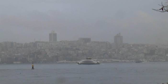 İstanbul'da yağmur bardaktan boşalırcasına yağdı: Göz gözü görmedi!