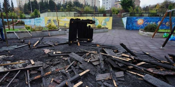 Beylikdüzü'nde parklara art arda saldırı: Bankları devirdiler oyuncakları yaktılar!