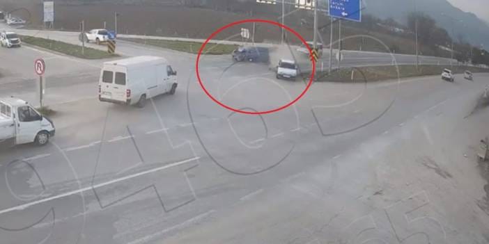 Kırmızı ışıkta bekleyen otomobile arkadan çarptı: Feci kaza kamerada