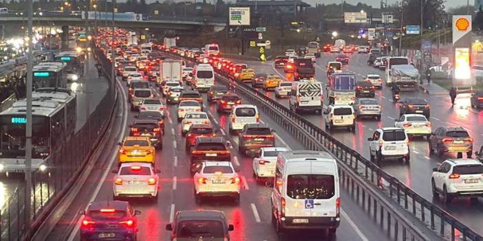 İstanbul'da trafik kilitlendi: Köprü ve otoyollar durma noktasında!