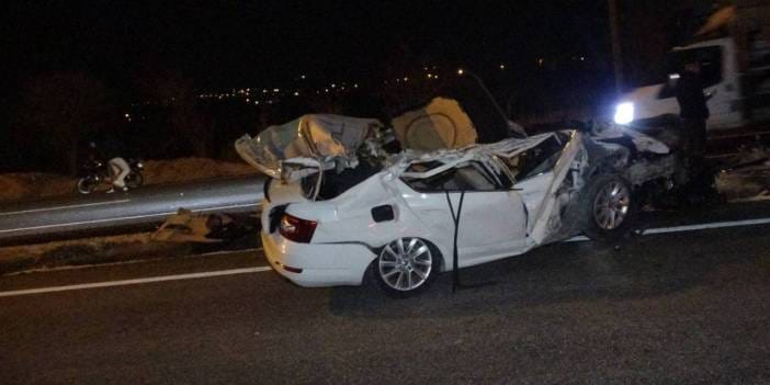 Park halindeki TIR'a çarpan otomobil pert oldu! 2 kişi hastaneye kaldırıldı