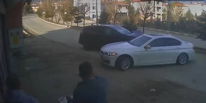 Geri geri yola çıkan otomobil arkadan gelen otomobille çarpıştı: Kaza anı kamerada