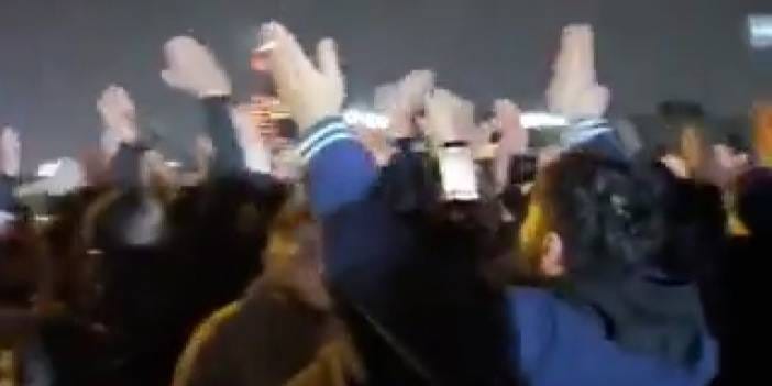 Fenerbahçe taraftarı Saran'a destek için toplandı: Jandarma önünde sloganlar atıldı