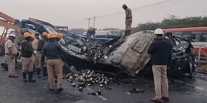 Korkunç kazada 9 kişi hayatını kaybetti: 21 yaralı