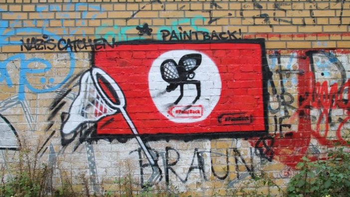 Faşizme ‘en iyi cevap’: Almanya’da grafiti sanatçıları Nazi sembollerini sanata dönüştürüyor