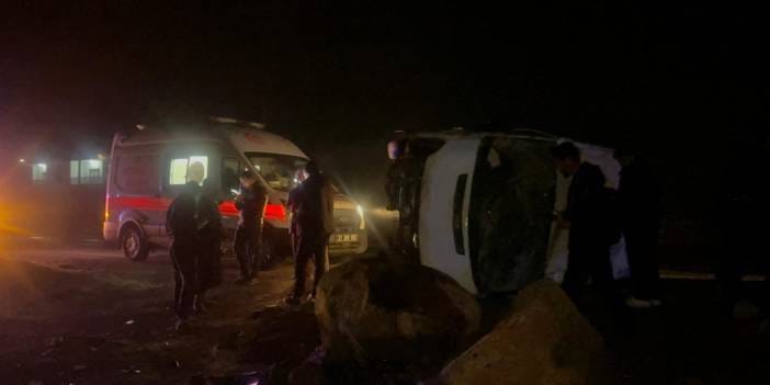 İşçileri taşıyan servis minibüsü devrildi: 16 yaralı