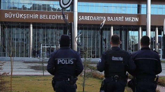 Van'da 8 belediye meclis üyesi görevden alındı