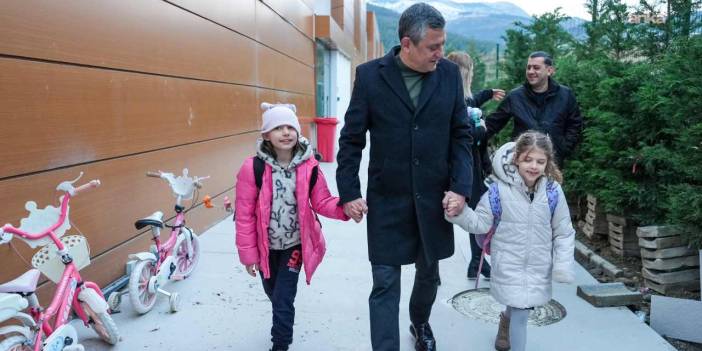 Özgür Özel, Ferdi Zeyrek’in ikiz kızlarını okula götürdü