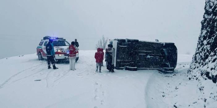 Siirt'te seyir halindeki yolcu minibüsü devrildi: 6 yaralı!