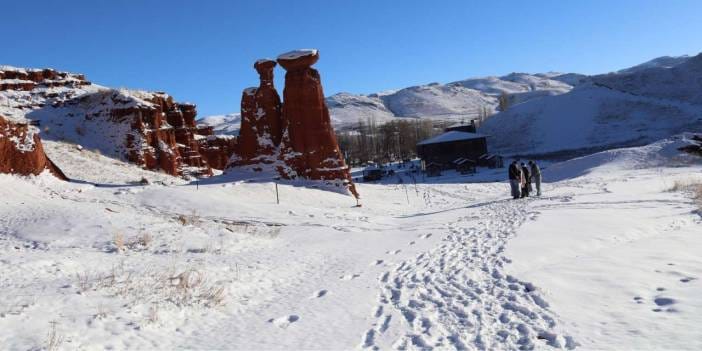 Erzurum'un Peri Bacalarına mevsimin ilk karı yağdı