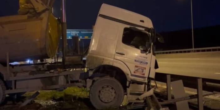 Dorsesi açık kalan kamyon bariyerlere çarparak durdu! Sürücü ağır yaralı