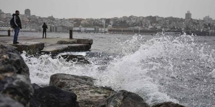 Fırtına İstanbul'u vurdu: Marmara'da deniz seferleri durdu
