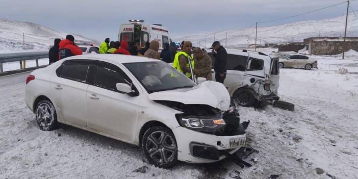Kar nedeniyle kayganlaşan yolda zincirleme kaza: 2 araç yoldan çıktı 4 kişi yaralandı