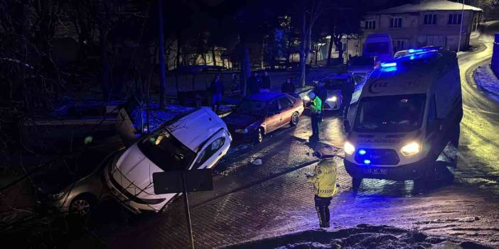 Buzlanan yol kazaya davetiye çıkardı: Otomobil başka aracın üzerine çıktı!