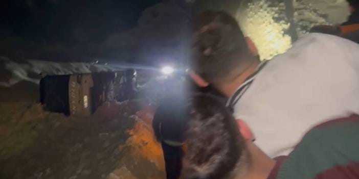 Yolcu otobüsü şarampole yuvarlandı! 4 yolcunun yaralandığı dehşet anları kamerada