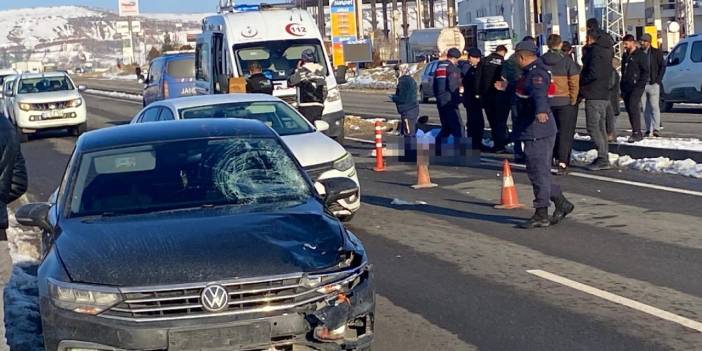 Aracını park edip yolun karşısına geçmek istemişti: Otomobilin çarptığı talihsiz adam olay yerinde can verdi