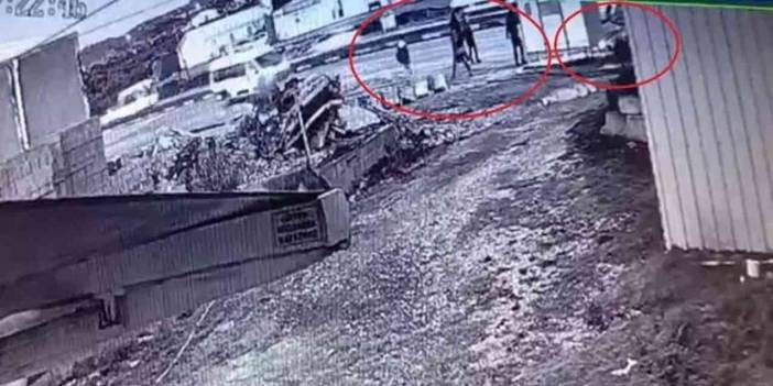 Durağa dalan aracın altında kalmaktan son anda kurtuldular! O anlar kamerada