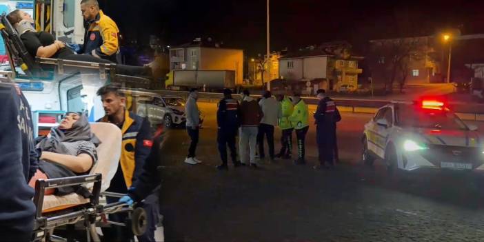 Öndeki otomobil kontrolden çıktı arkadaki çarptı: 3 kişi yaralandı