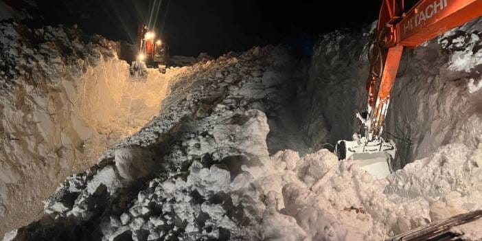 Şırnak’ta çığ sonrası zorlu mücadele! Karın boyu iş makinelerini geçti