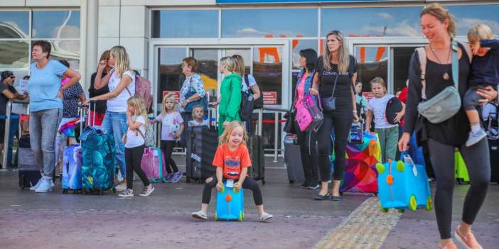 Antalya'da tüm zamanların rekoru kırıldı: 17 milyon kişi akın etti