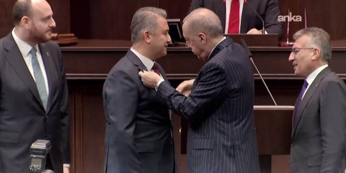 Son Dakika | Erdoğan AKP'ye geçen vekillere rozetlerini taktı