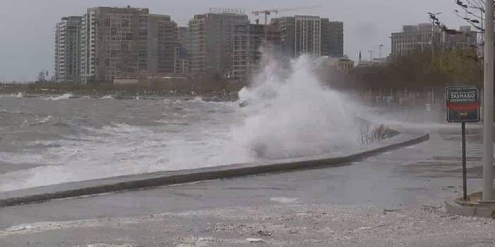 İstanbul'da şiddetli fırtına: Zeytinburnu Sahili'nde dev dalgalar oluştu!