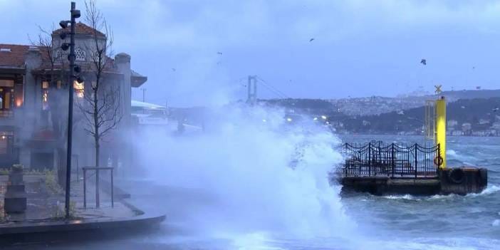 İstanbul'da fırtınanın bilançosu: Uçan çatılar, batan tekneler ve kilitlenen trafik