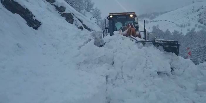 Tunceli'de kara yoluna çığ düştü!