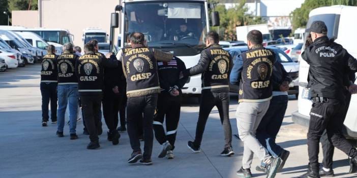 Sahte baskın yapıp 4 milyon dolar çalan polis tutuklandı