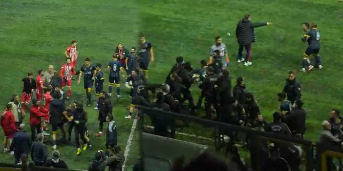 90+6'da 12 kırmızı kart çıktı: Sahada oynayacak futbolcu kalmadı